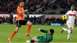 Klaas-Jan Huntelaar scores Netherlands winner