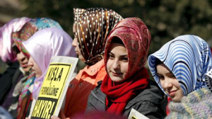 Ga terug leer helpen Rel om dragen van hoofddoek op Turkse universiteit | Turkije