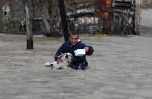 Een man probeert zichzelf en zijn hond te redden uit de watervloed in Antalya.