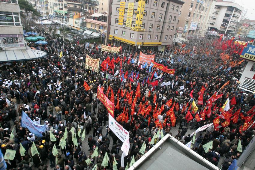 Thousands march in support of Turkey tobacco workers