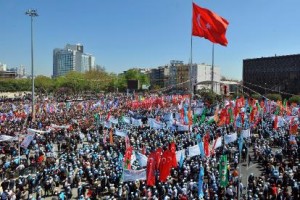 thousands-gather-for-may-day-at-iconic-istanbul-square-2010-05-01_l