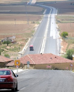 man-lives-in-a-house-standing-in-the-middle-of-double-highway-2010-07-30_l